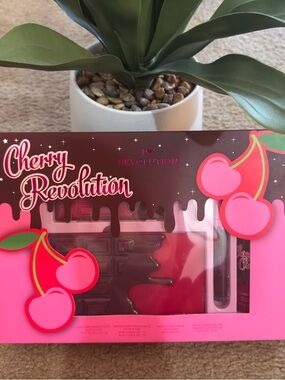 I ♥️ Revolution CHERRY REVOLUTION Gift Set